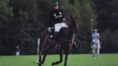 UFA RUSSIA - 05.09.2021: Polo oyunu, yavaş çekim. At binicisi uzun saplı tahta tokmak ile beyaz topa vuruyor. Topa vur.