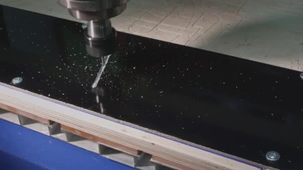 La inscripción ART en una placa de metal. La fresadora corta la palabra ART en el aluminio. Creación de obras de arte en la industria — Vídeo de stock