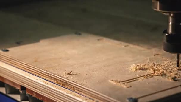 Die Inschrift ART auf der Tafel. Die Fräsmaschine schneidet das Wort ART auf das Sperrholz. Entstehung von Kunstwerken in der Industrie — Stockvideo
