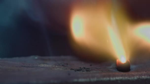 Matchstick με φωτιά στην άκρη. Matchstick πυρκαγιές σε Matchbox σε μακροεντολή slowmo. Macro Shot της ανάφλεξης αγώνα κατά του μαύρου φόντου. Αγώνας καύσης — Αρχείο Βίντεο