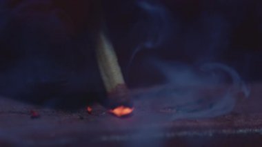 Ucunda ateş olan kibrit çöpü. Kibrit kutusundaki kibrit çöpü ağır çekimde yanar. Kara Arkaplan ile Ateşleme Karşılaşması Macro Shot 'u. Yazdırma kibriti