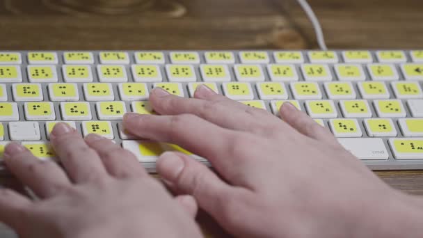 Primer plano de un teclado de ordenador con braille. Una chica ciega está escribiendo palabras en los botones con sus manos. Dispositivo tecnológico para personas con discapacidad visual. — Vídeos de Stock