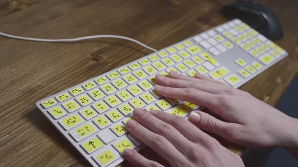 Primer plano de un teclado de ordenador con braille. Una chica ciega está escribiendo palabras en los botones con sus manos. Dispositivo tecnológico para personas con discapacidad visual. — Vídeo de stock