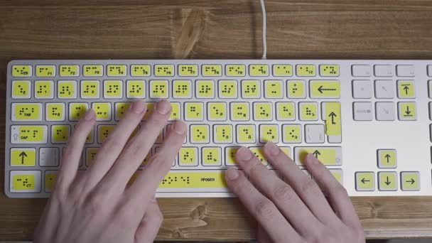 Primo piano di una tastiera di computer con braille. Una ragazza cieca sta scrivendo parole sui pulsanti con le mani. Dispositivo tecnologico per ipovedenti. — Video Stock