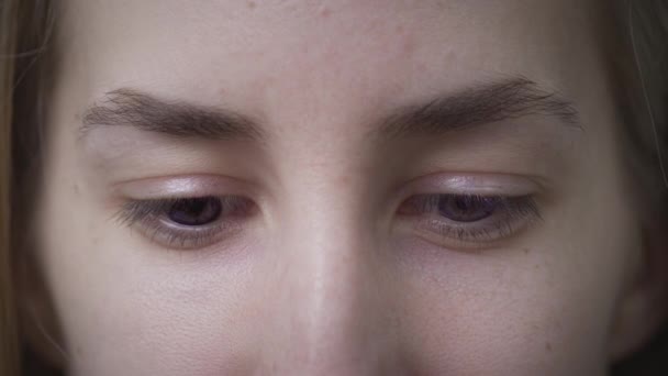 Ojos azules de una chica hermosa. La mujer blanca abre los ojos. Hermosa cara joven y limpia. Primer plano de las atractivas cejas caucásicas — Vídeo de stock