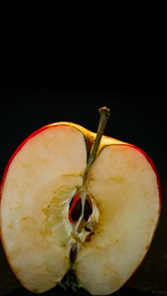 실러캔스는 붉은 사과를 먹는다. 열매는 갈색으로 변하고 건조 해진다. 저속 촬영, 검은 배경에서 격리. 열매가 빨리 작아 지고 주름살 이 난다. — 비디오