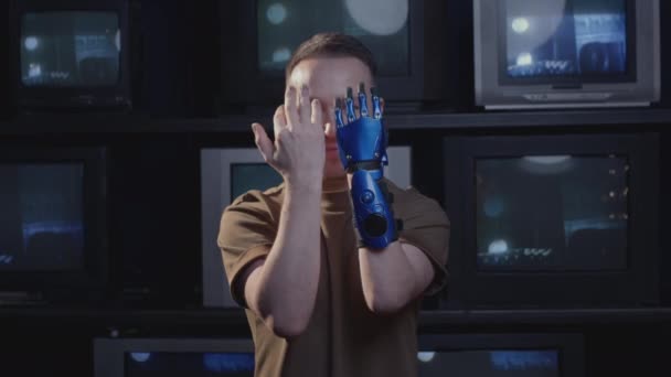 Блогер-инвалид показывает жесты рукой и бионическим протезом. Полная жизнь с кибернетическим протезом рук, включённость — стоковое видео