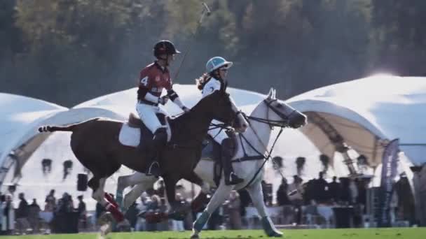 UFA RUSIA - 05.09.2021: Juego de polo, cámara lenta. Dos equipos de jugadores montan caballos en un estadio de hierba verde. Golpearon la pelota.. — Vídeos de Stock