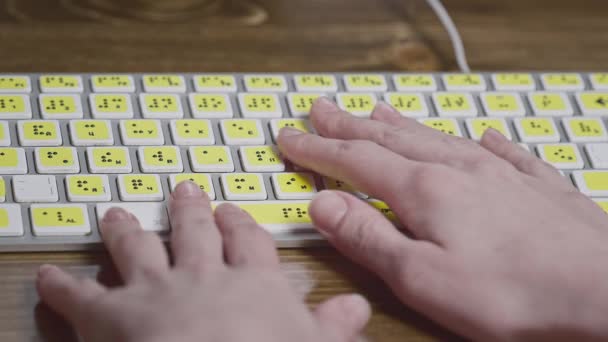 Крупный план клавиатуры с Брайлем. Слепая девушка печатает слова на пуговицах руками. Технологическое устройство для слабовидящих. — стоковое видео