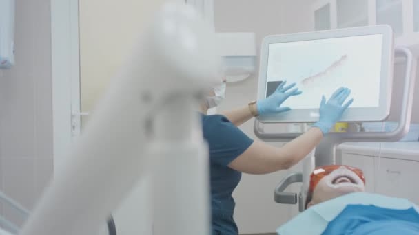Женщина-врач делает трехмерное сканирование зубов пациентки. Создает 3D модель челюсти, лечит рот. Стоматологическая клиника. — стоковое видео
