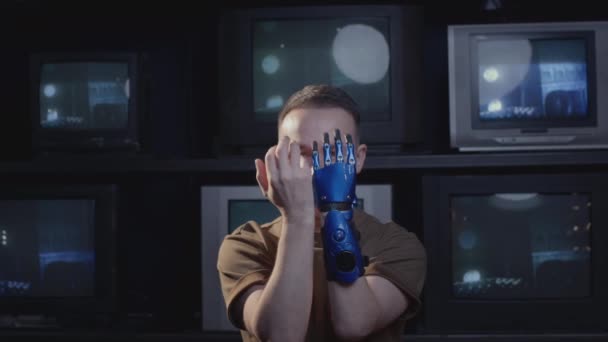 障害者の男ブロガーは、彼の手と生物学的プロテーゼでジェスチャーを示しています。サイバーハンドプロテーゼを持つ充実した生活,包括的 — ストック動画