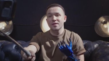 Engelli bir blogcu, sosyal ağlardaki abonelerle akıllı telefon aracılığıyla iletişim kurar. Sibernetik el protezi ve kapsayıcılıkla dolu bir hayat. Robot kollu bir insan..