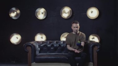 Protez elli engelli bir adam yeşil bir elmayla hokkabazlık yapıyor. Sibernetik el protezi ve kapsayıcılıkla dolu bir hayat..