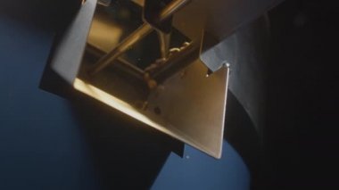 Kahverengi arabika kahve çekirdekleri kızartma makinesinden soğumuş olarak düşer. Profesyonel endüstriyel kızartma, kahve endüstrisi. Dalga ya da kahve akışı