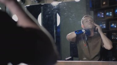 Protez elli sakallı bir adam sakalını kesti. Elektrikli tıraş makinesi kullanıyor. Sibernetik el protezi ve kapsayıcılıkla dolu bir hayat.