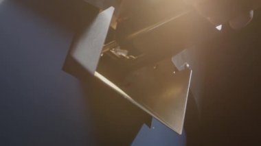 Kavrulmuş kahve çekirdekleri soğutucudan düşer. Arabika fasulyeleri dökülür ve döndürülürler. Endüstriyel kızartma ve üretim, kahve endüstrisi