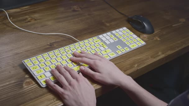 点字付きのコンピュータ・キーボードの閉鎖。目の見えない女の子が手でボタンに単語を入力しています。視覚障害者のための技術装置. — ストック動画