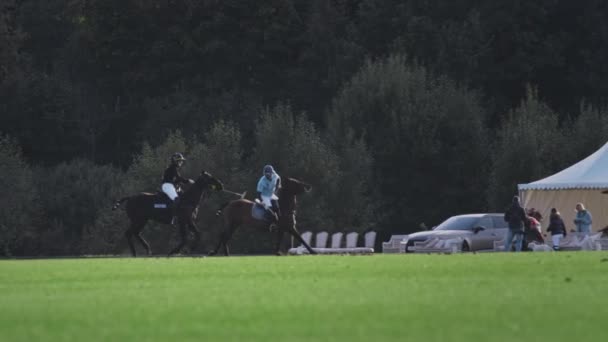 UFA RUSIA - 05.09.2021: Juego de polo, cámara lenta. Dos equipos de jugadores montan caballos en un estadio de hierba verde. Golpearon la pelota.. — Vídeos de Stock