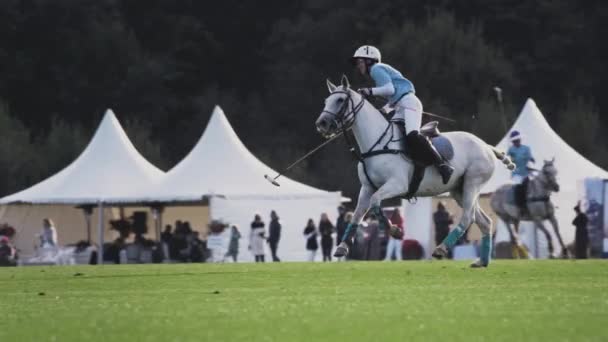 UFA RUSIA - 05.09.2021: Jugando al polo, una chica monta a caballo en cámara lenta. Polo en el campo de hierba verde, deportes ecuestres en el estadio — Vídeos de Stock