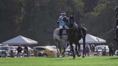 UFA RUSSIA - 05.09.2021: Ağır çekimde at sırtında polo oynamak. At biniciliği. Çimlerde polo, stadyumda binicilik sporları