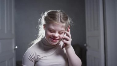 Down sendromlu bir kız evde akıllı telefon kullanıyor. Telefon eder, telefonda konuşur, gülümser. Evde özürlü biri var. Özürlü bir hayat