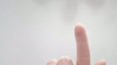 Biyometrik Parmak izi Güvenlik Tarayıcısı - Biyometrik tarayıcı bir insan parmağını tarıyor ve erişimi için kullanıcıyı tanımlıyor. Parmak dokunuşuyla alışveriş. Parmak izi taraması. Ekrana dokun.