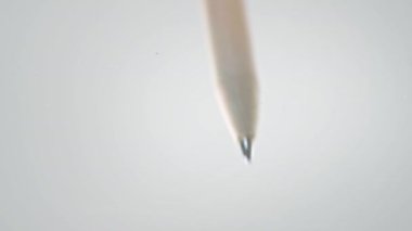 Tükenmez kalem yazıyor. Şeffaf camlı bir kalemin makro taslağı. Sözleşme imzalar ya da kelimeler yazar. Grafik tableti üzerinde çalışan profesyonel rötuşlayıcı