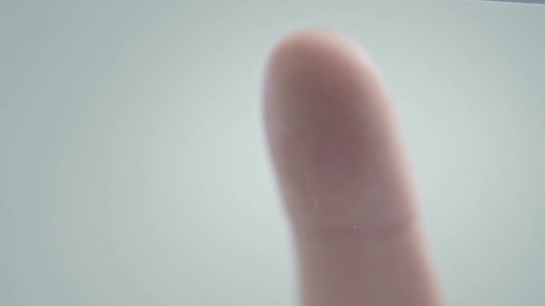 Biometrischer Fingerabdruck-Sicherheitsscanner - Biometrischer Scanner, der einen menschlichen Finger scannt und den Benutzer für den Zugriff identifiziert. Einkaufen per Fingertipp. Fingerabdruck-Scan. Touchscreen. — Stockvideo