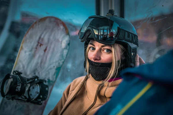 Retrato Menina bonita em uma estância de esqui contra o pano de fundo de montanhas nevadas em uma cabine de gôndola. Elevador ou elevador para o topo da montanha — Fotografia de Stock