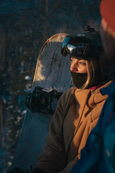 Porträtt Vacker ung flicka på en skidort mot bakgrund av snöiga berg i en gondolstuga. Lyft eller hiss till toppen av berget — Stockfoto