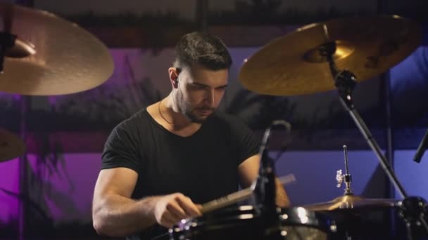 Drummer laki-laki muda yang menarik bermain dengan tongkat pada drum kit. Membuat hits pada simbal logam atau Crash. Studio latihan rumah untuk merekam suara — Stok Video