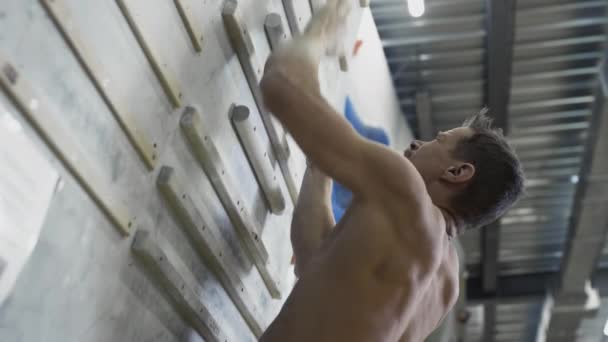 Atletisk Mand Klatrer Gribebræt Simulere Bjergbestigning Aktiv Livsstil Ekstrem Sport – Stock-video