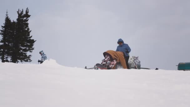 SOCHI, RUSSIA - 20.01.2022: De snowboarder gaat van de skipiste af. Snowboard glijbanen op de sneeuw. Reis naar wintersportplaats, avontuur — Stockvideo