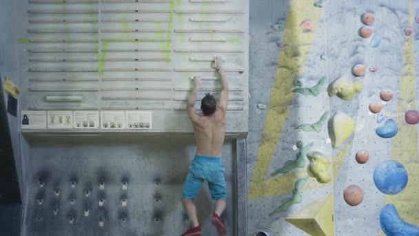 一名运动员爬上一块指板来模拟攀岩.积极的生活方式，极端的运动巨石。手指训练用攀爬设备 — 图库视频影像