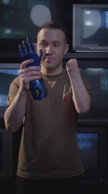 Kolsuz bir adam teknolojik protez bir kol takıyor. Bir insan biyonik kol protezi kullanır ve bir kütüğe takar. Robot kollu Android adam