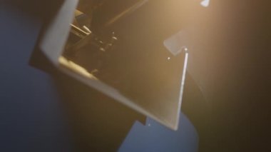 Kahverengi arabika kahve çekirdekleri kızartma makinesinden soğumuş olarak düşer. Profesyonel endüstriyel kızartma, kahve endüstrisi. Dalga ya da kahve akışı