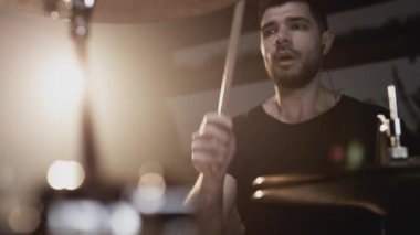 Yakışıklı bir adam bir kayıt stüdyosunda davul çalıyor. Bağımsız bir sanatçıdan müzik yapmak. Yaratıcılık okulunda rock tarzı. Davul çalmayı öğrenir