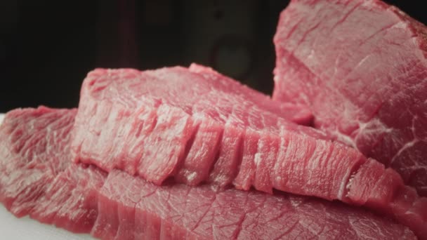 Świeży kawałek surowego czerwonego mięsa. Makro zbliżenie tekstury filetu. Kamera na suwaku wzdłuż niegotowanego befsztyku. Mięso z żeberek lub marmurki — Wideo stockowe
