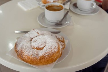 Ensaimada, Balear Adaları 'ndan tipik bir İspanyol tatlısı, bir restoranda kahve eşliğinde.. 