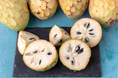 Siyah bir tabakta doğranmış kremalı elmanın yakın çekimi..