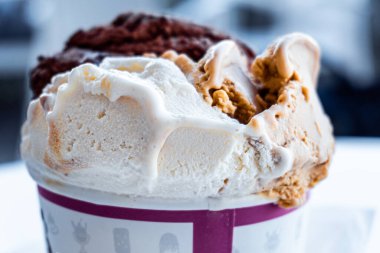 Fındıklı kremalı ve çikolatalı dondurmalı bir küvete yakın çekim.. 