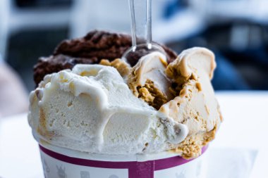 Fındıklı kremalı ve çikolatalı dondurmalı bir küvete yakın çekim.