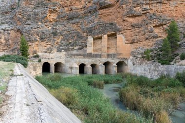 El Molinar rezervuarı, güneşli bir günde Albacete 'de (İspanya).