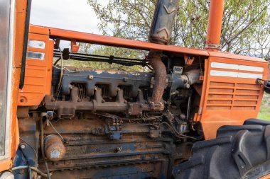 Eski paslı ve yıpranmış bir traktörün motoru..