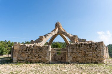 Cava Arquejada - Alicante 'deki dağlarda kış boyunca kar depolamak için kullanılan eski bir kar kuyusu.)