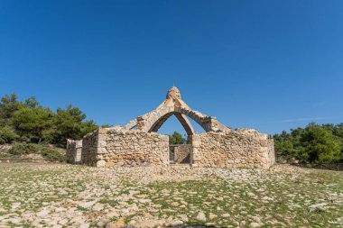 Cava Arquejada - Alicante 'deki dağlarda kış boyunca kar depolamak için kullanılan eski bir kar kuyusu.)