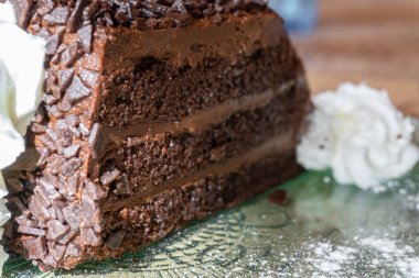 Kremalı çikolatalı kekin seçici odak noktasıyla yakın plan.