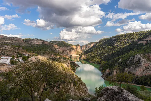 Villa de Ves, Albacete 'deki El Molinar rezervuarı ile doğal manzara (İspanya)).
