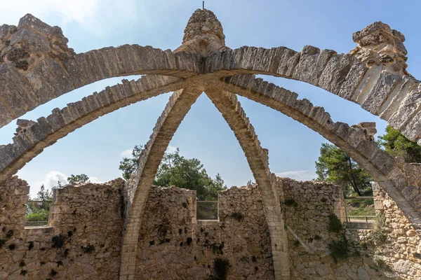 Cava Arquejada - Alicante 'deki dağlarda kış boyunca kar depolamak için kullanılan eski bir kar kuyusu.)