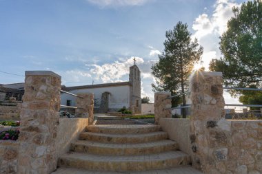 Gün batımında Villa de Ves, İspanya 'da çan kulesi olan küçük bir kilise.. 